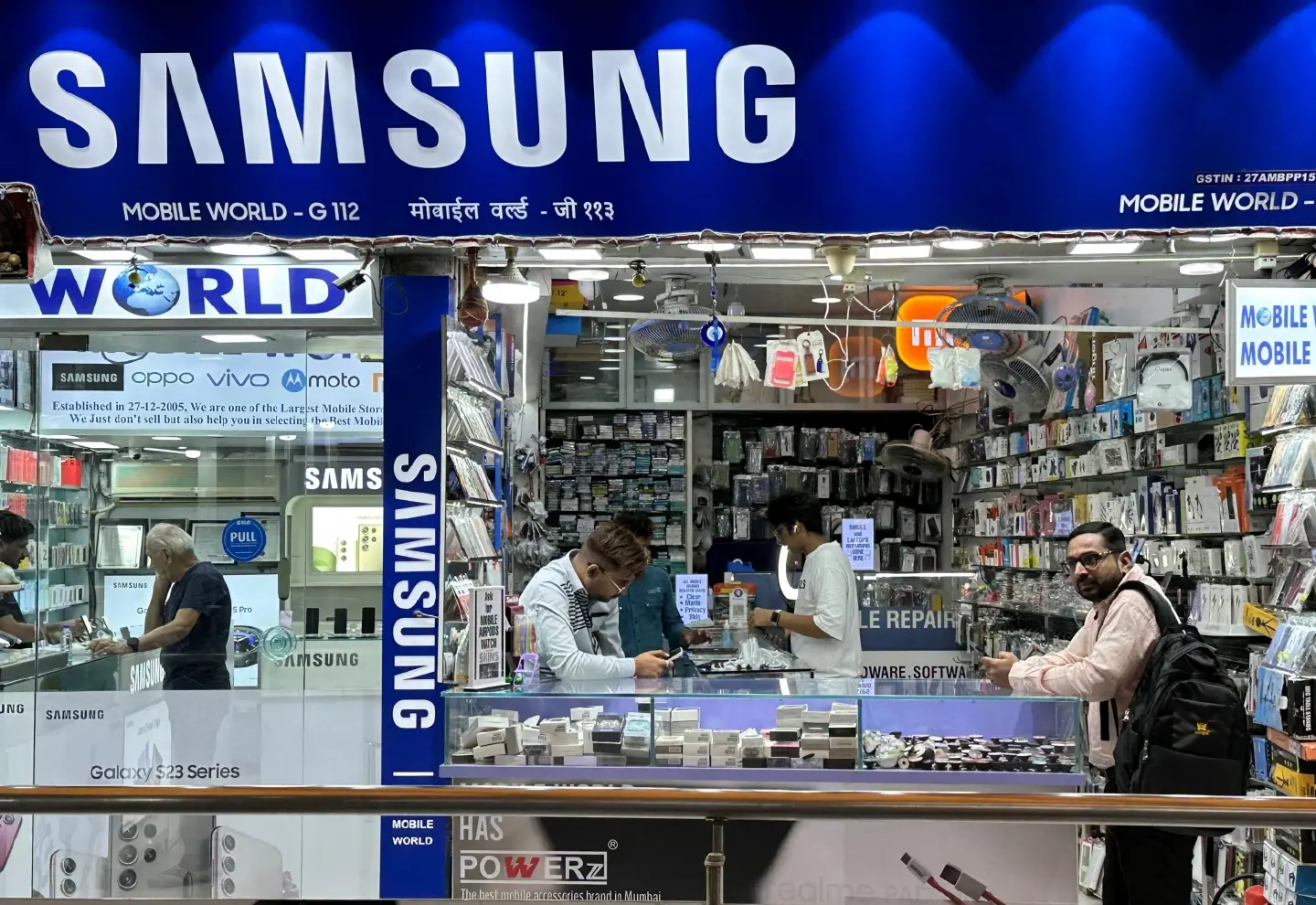Samsung Electronics posts 14-year low quarterly earnings amid chip slump Samsung Electronics posts 14-year low quarterly earnings amid chip slump
