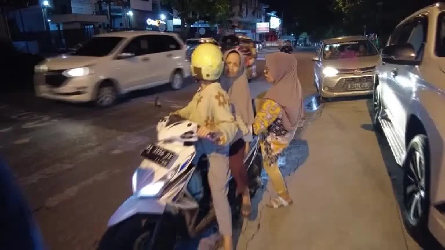 Indonesia hit by magnitude 7.3 earthquake, tsunami warning lifted