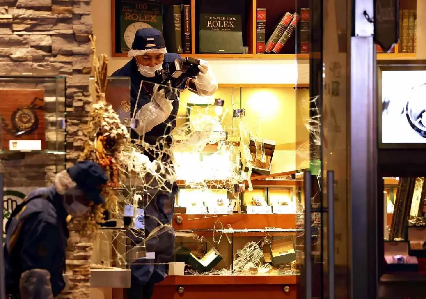 Robbery Group Takes Over 100 Items from Tokyo’s Rolex Shop