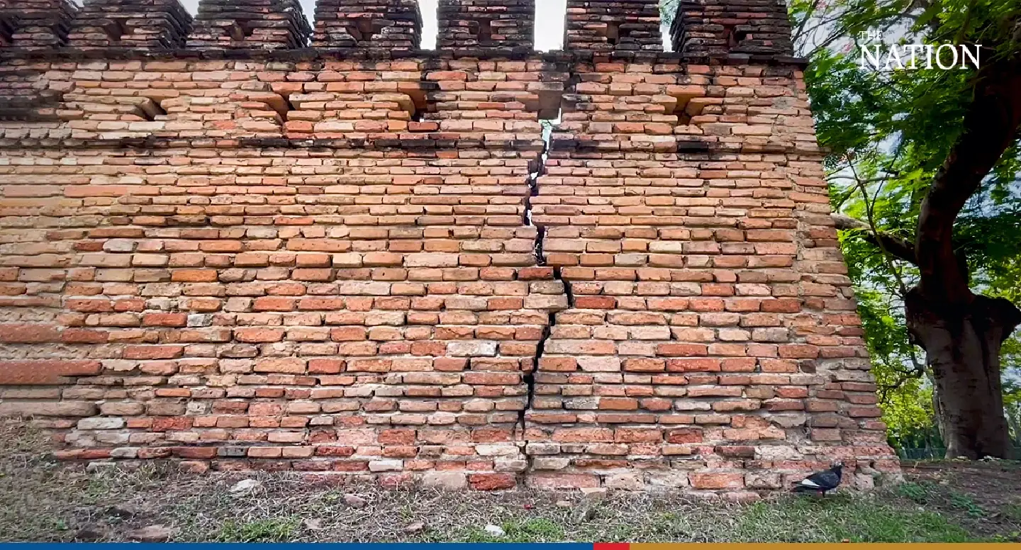 Chiang Mai residents fear ancient gate with ruptured wall will topple Chiang Mai residents fear ancient gate with ruptured wall will topple