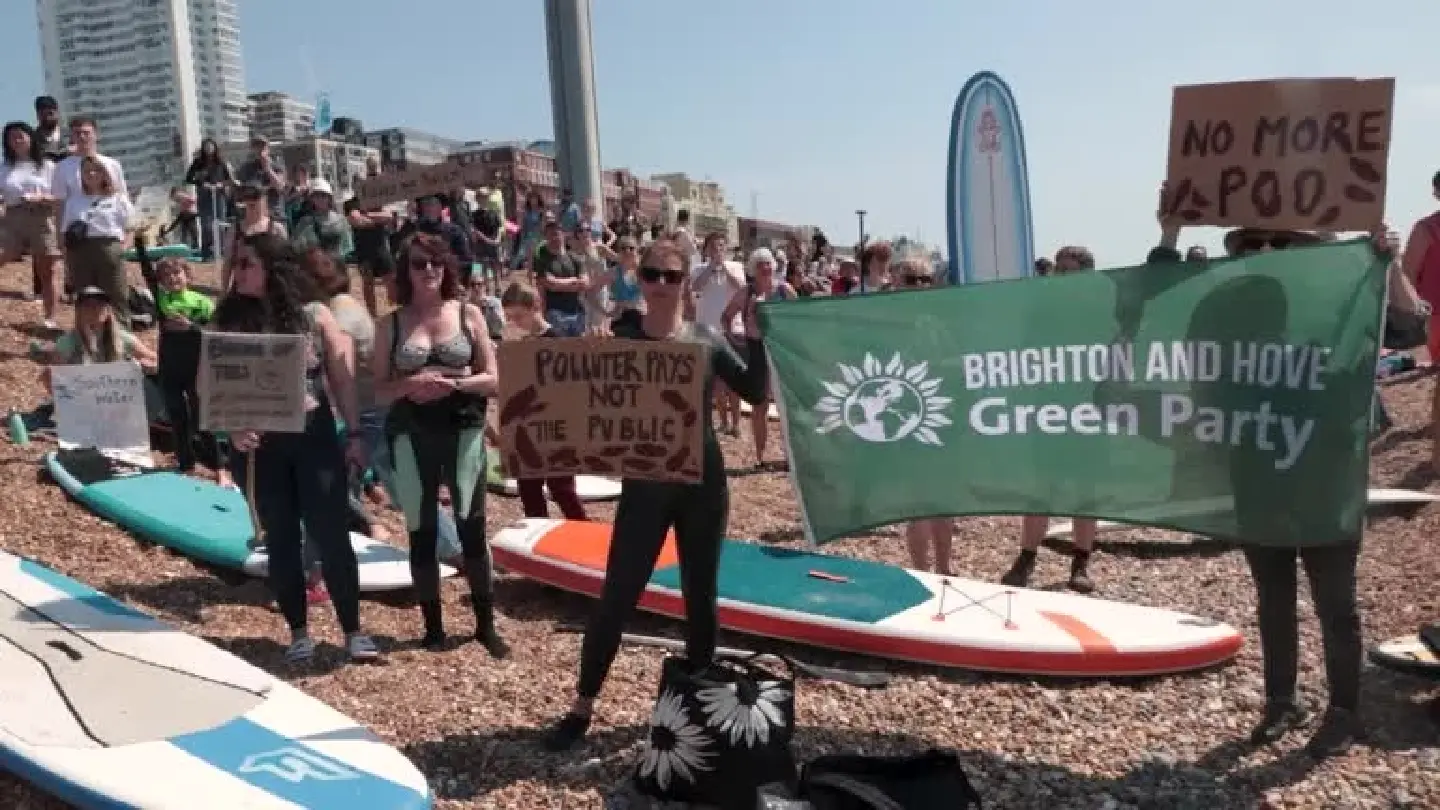 ‘No more poo’: British paddle against sea pollution ‘No more poo’: British paddle against sea pollution
