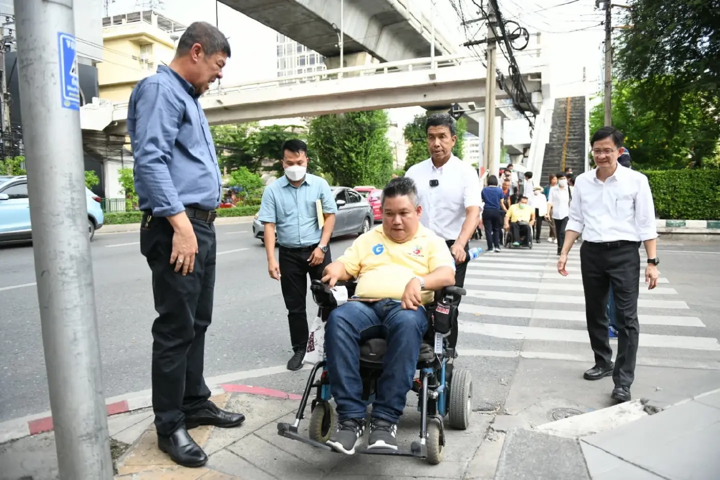 Chadchart looks in on improvement work around Sukhumvit Road
