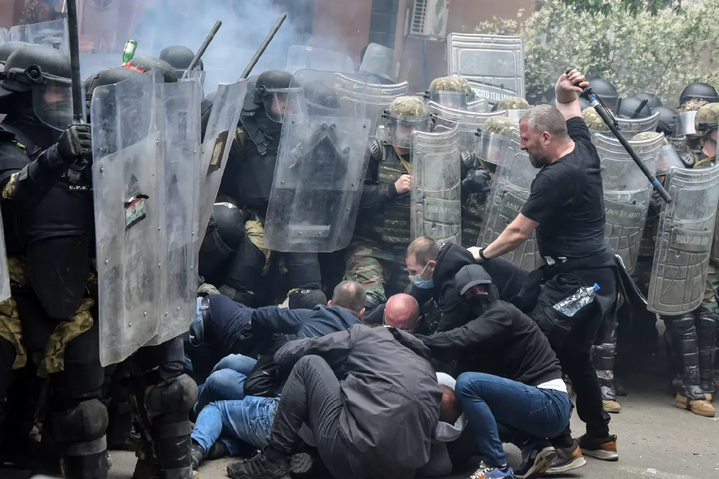 25 injured as violent clashes erupt in between Serb protesters and Nato forces 25 injured as violent clashes erupt in between Serb protesters and Nato forces