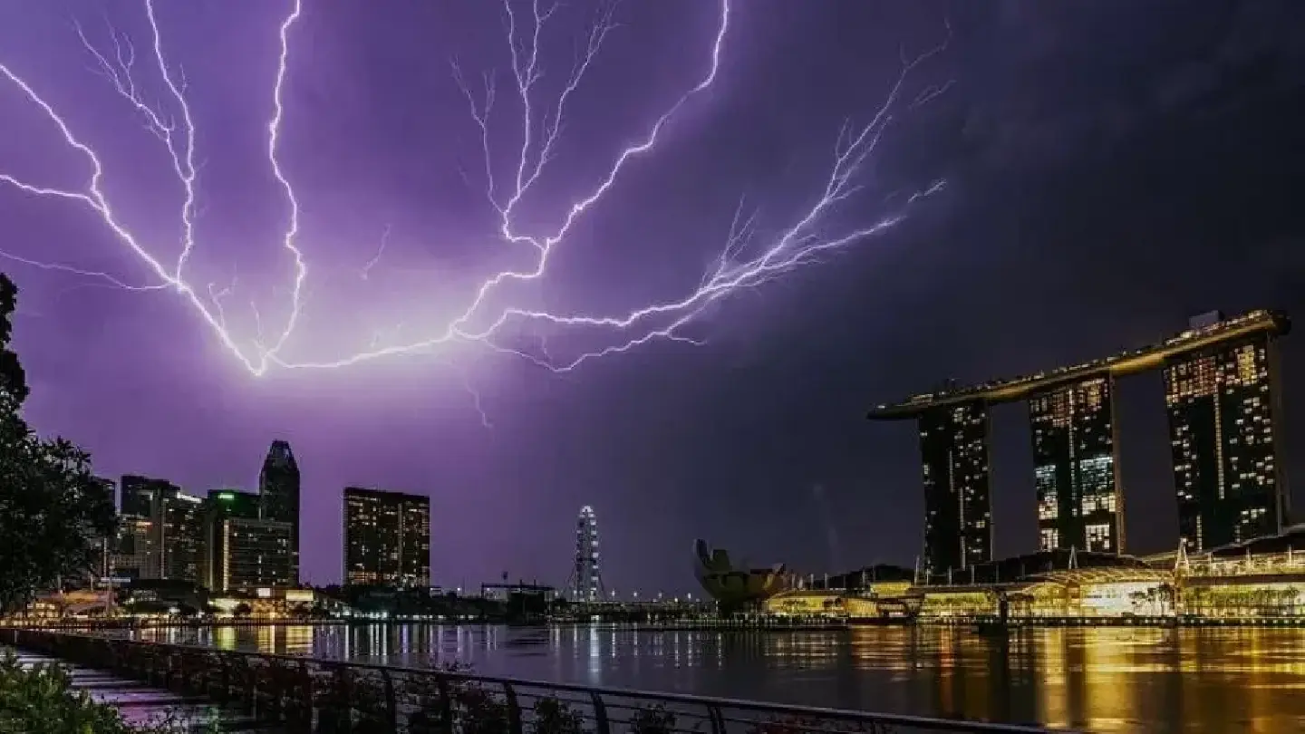 Shutterbugs on quest to get the perfect shot as lightning ignites Singapore sky Shutterbugs on quest to get the perfect shot as lightning ignites Singapore sky