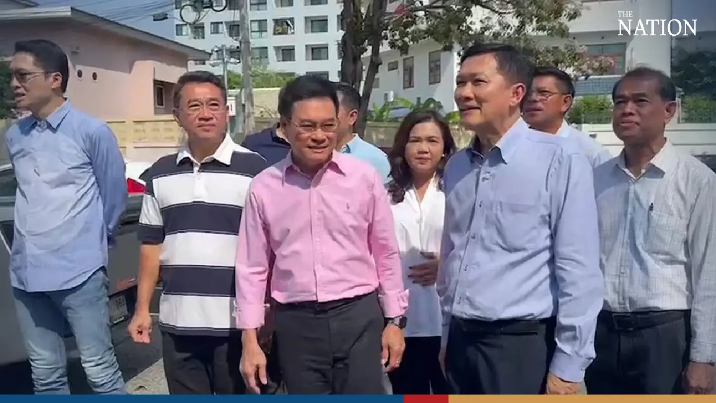 Jurin leads Democrat Party execs to observe voting in Bangkok Jurin leads Democrat Party execs to observe voting in Bangkok