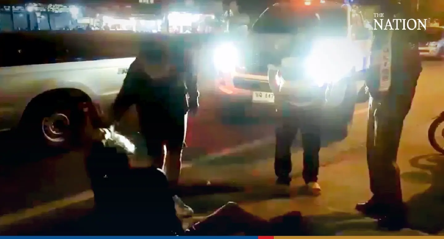 Roadside drama: Man gets battered by wife for ignoring her calls Roadside drama: Man gets battered by wife for ignoring her calls