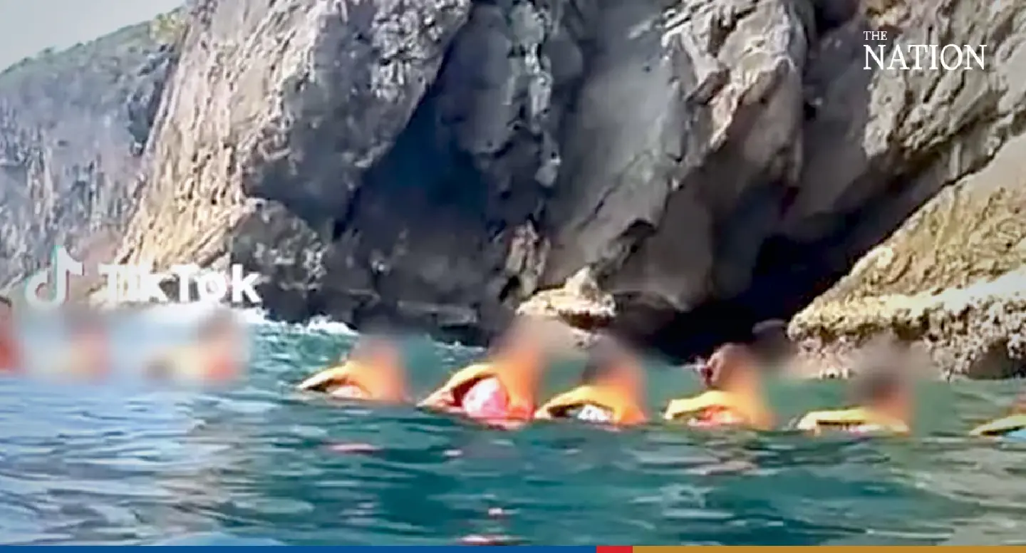 85 tourists briefly stranded in front of Emerald Cave