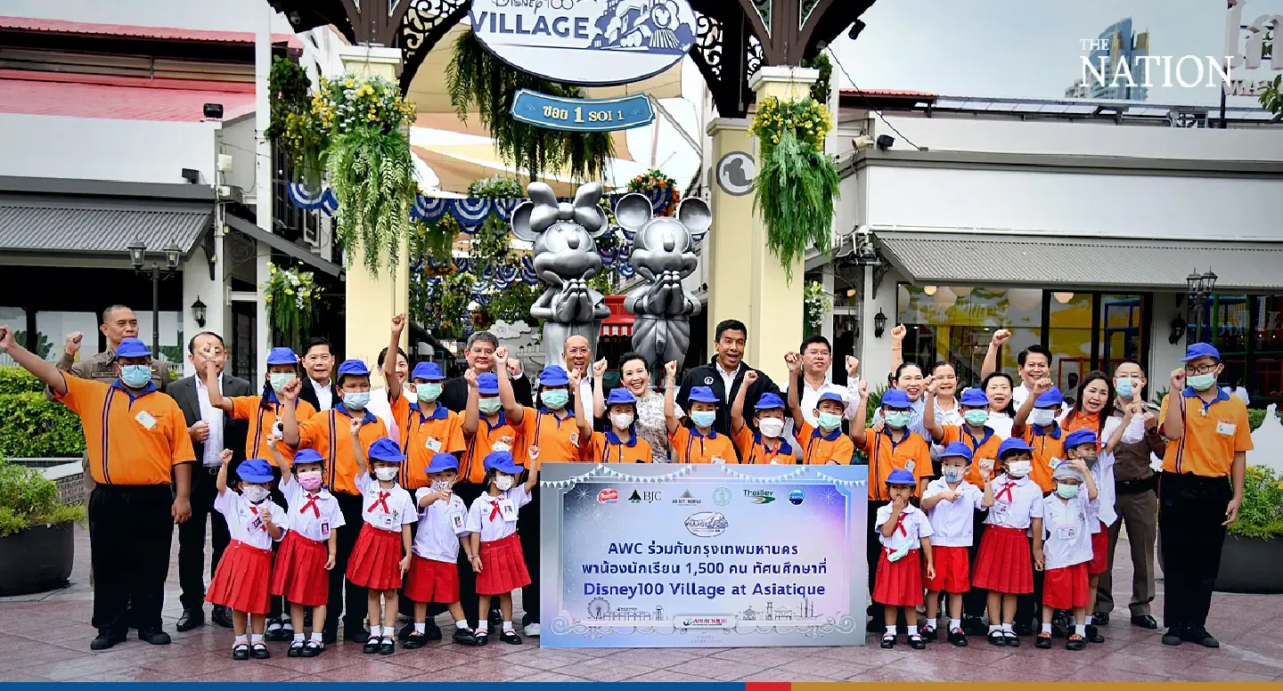 Chadchart leads students to visit ‘Disney village’ at riverfront mall
