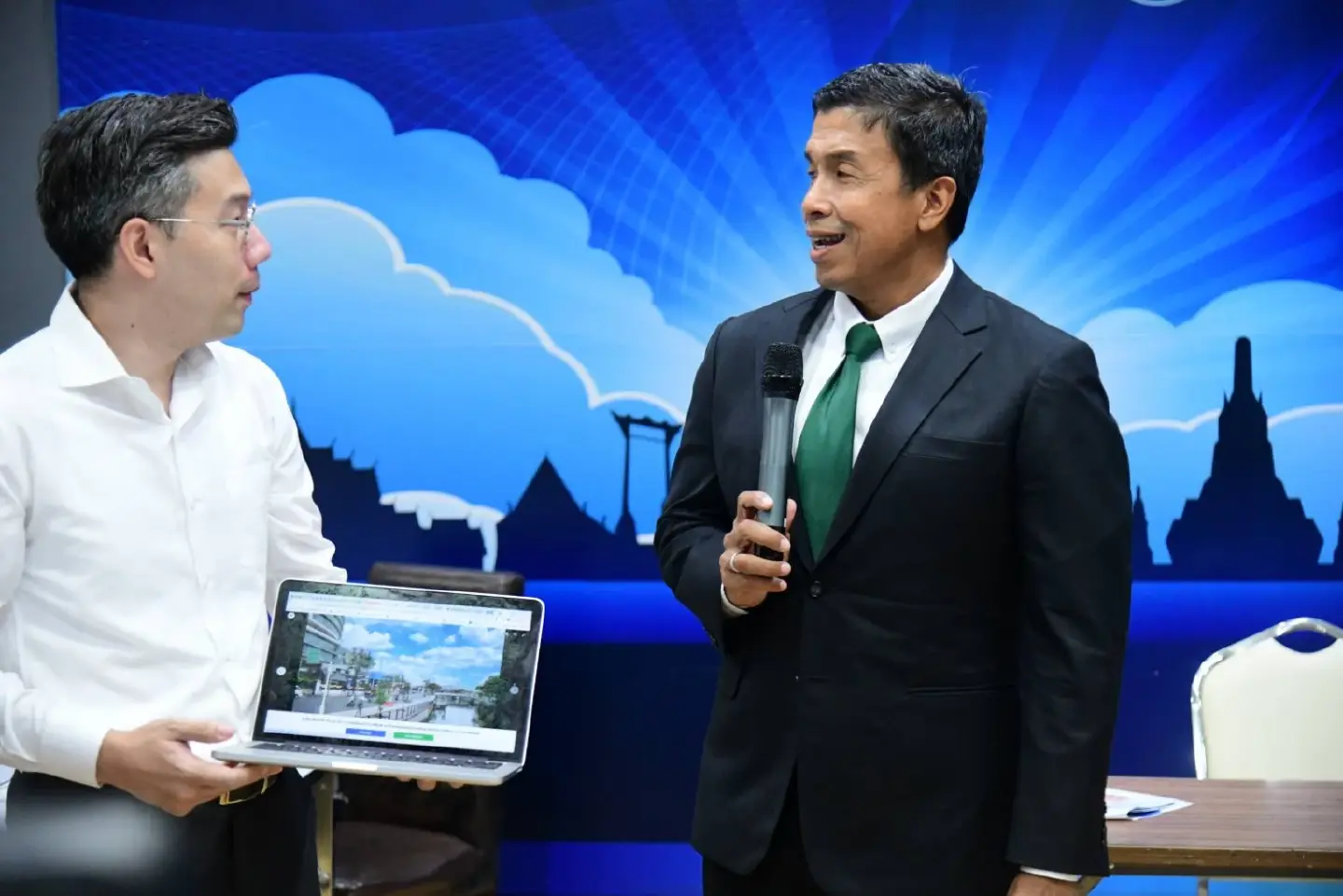 Chadchart meets canal-side vendors to discuss landscaping