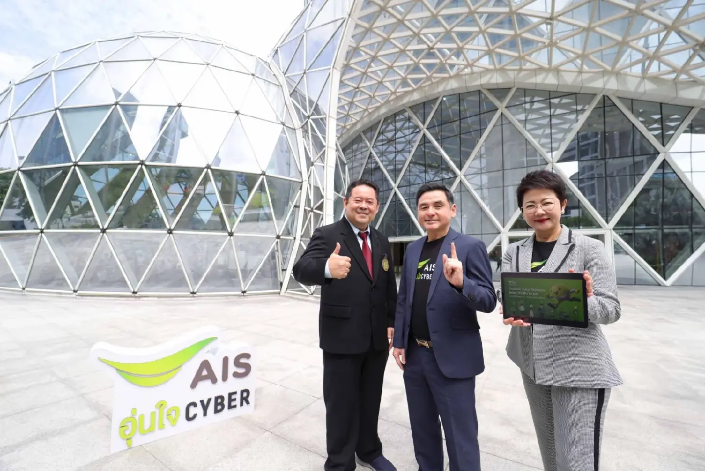 AIS levels up Aunjai Cyber in partnership with KMUTT, others to build digital skills