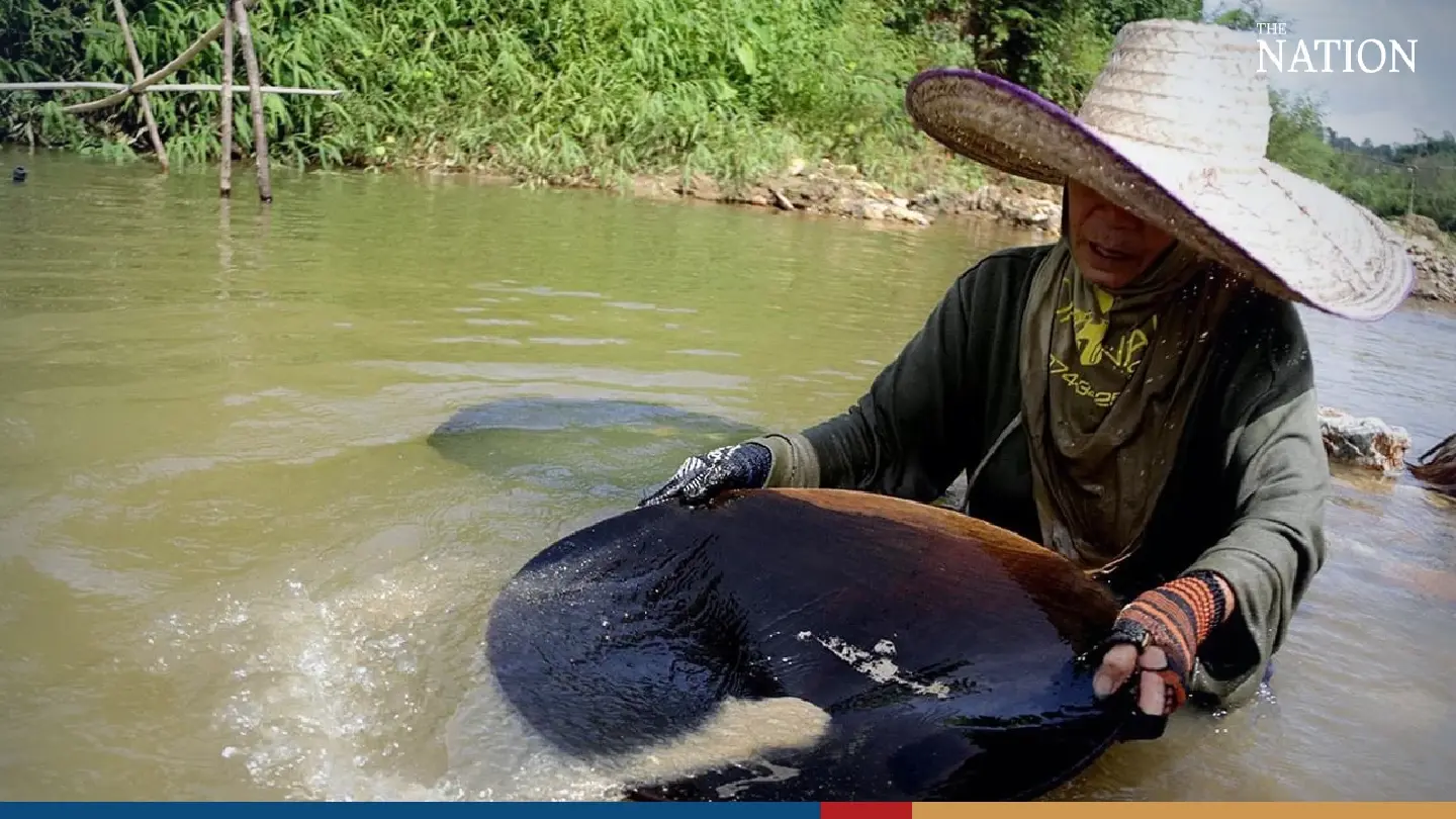 Narathiwat locals go gold hunting in canals for additional income
