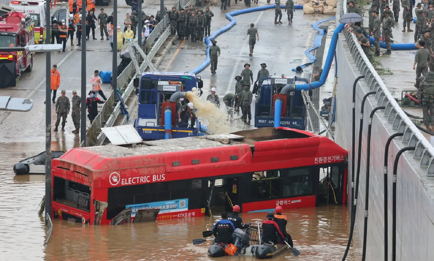 7 dead, 9 injured in the submerged South Korean underpass 7 dead, 9 injured in the submerged South Korean underpass