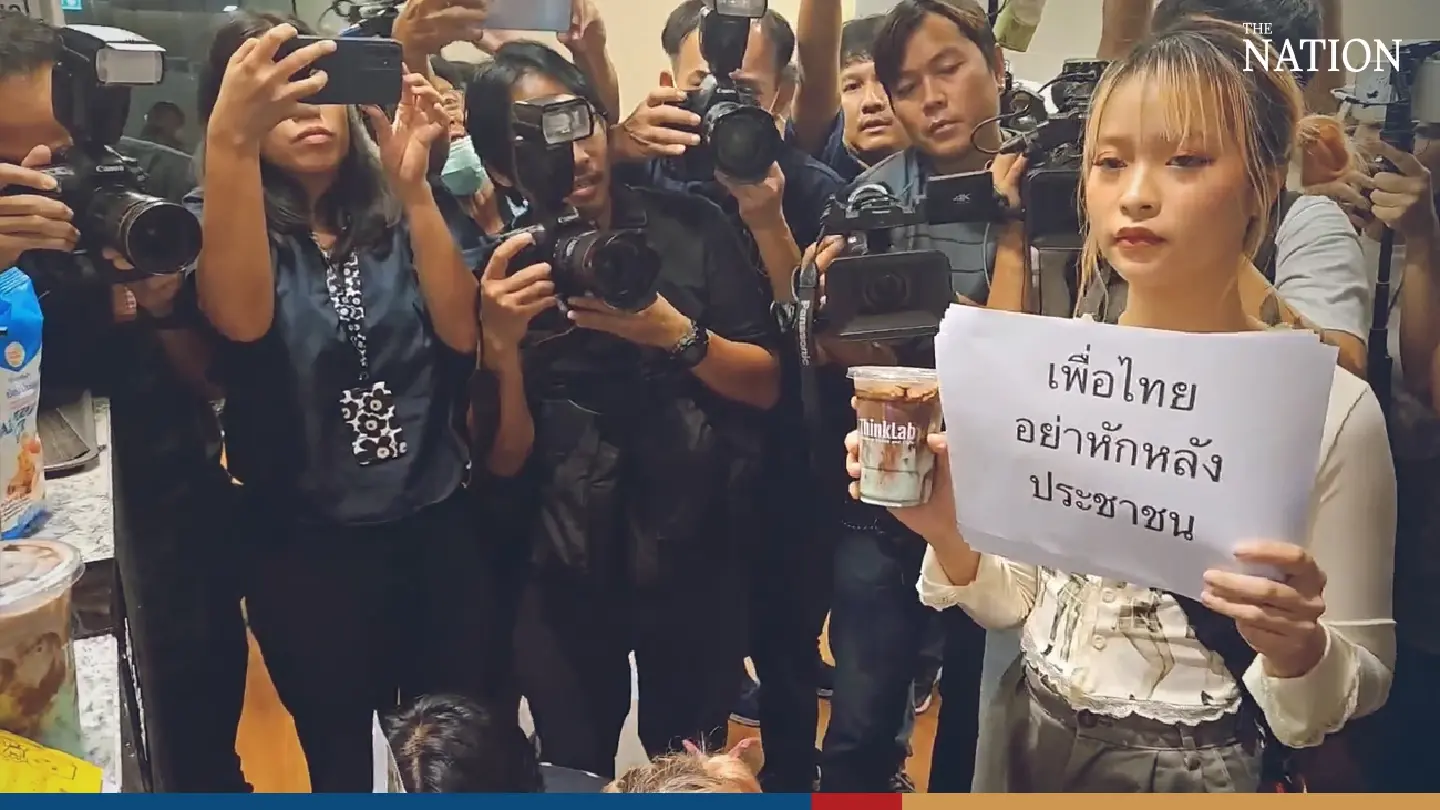 Protesters disrupt Pheu Thai-PPRP press conference, remind leaders of fatal red-shirt attack