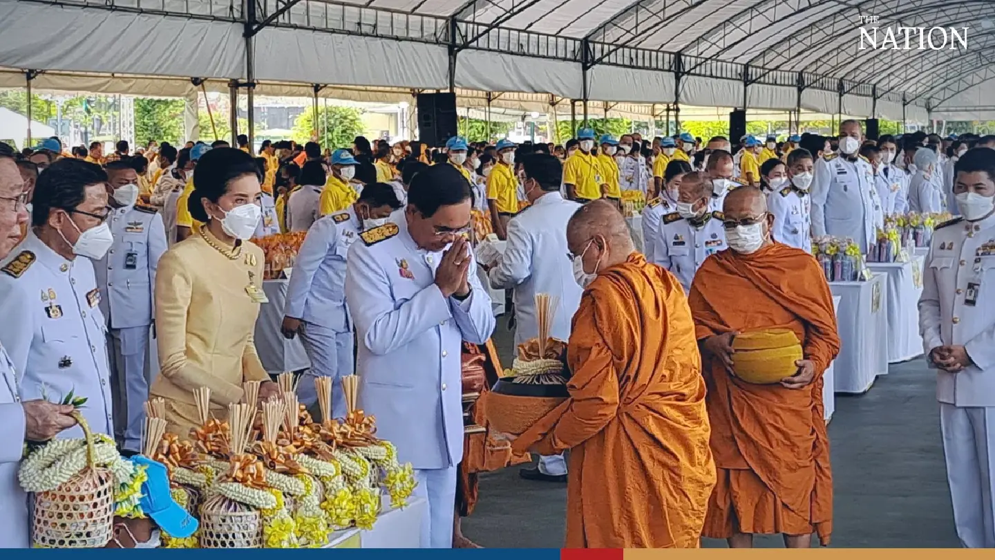 Outgoing PM presides over alms offering