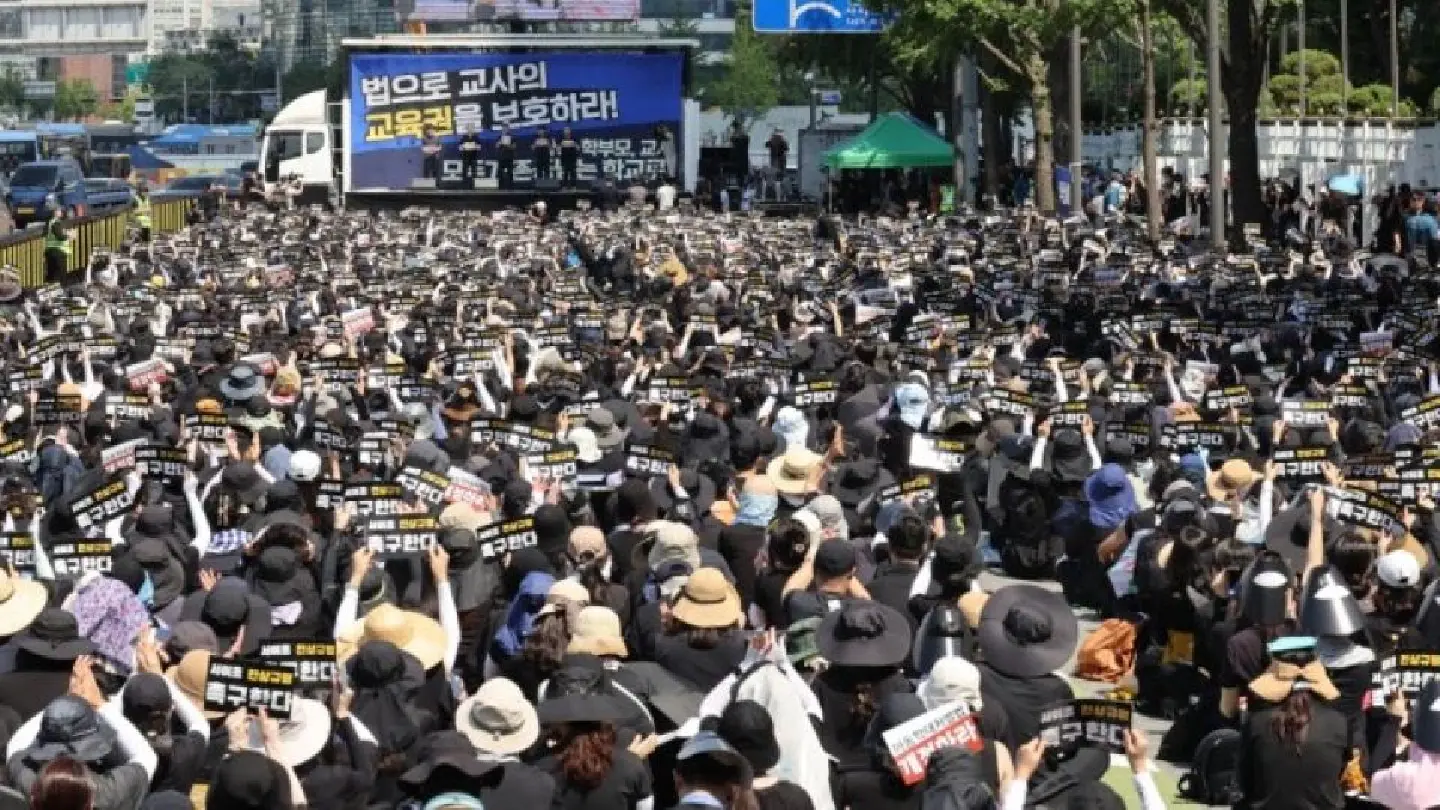 Korean teachers to be allowed to remove disruptive students, ban phones Korean teachers to be allowed to remove disruptive students, ban phones
