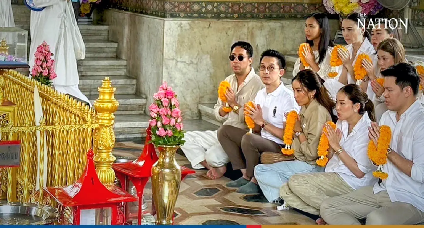Thaksin’s daughters pray for his safe return at Bangkok shrine