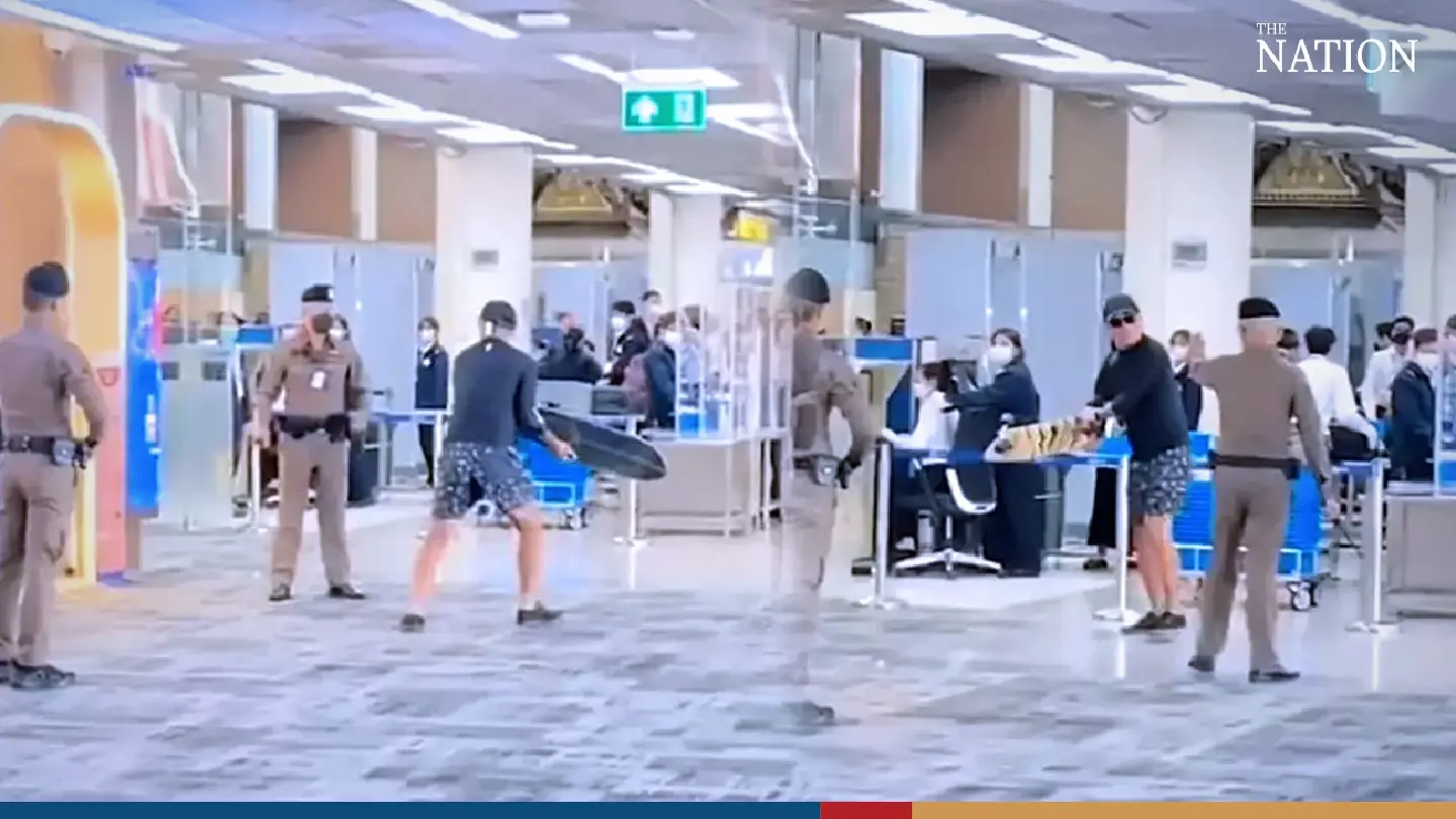 Don Mueang police slammed for being lenient towards aggressive foreigner Don Mueang police slammed for being lenient towards aggressive foreigner