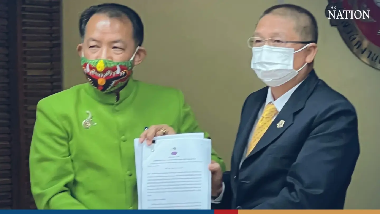 Serial complainer claims state officials giving Thaksin special treatment, demands probe