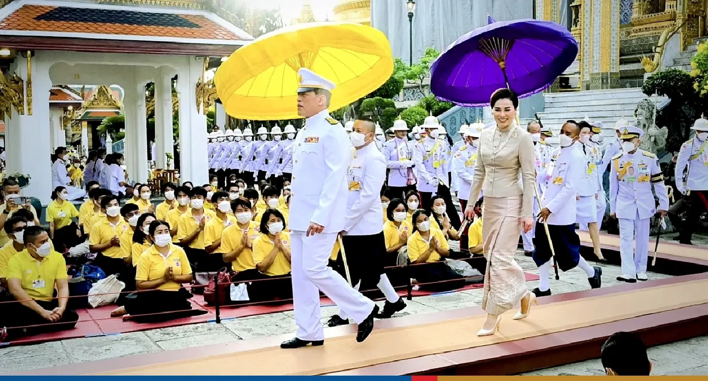 Their Majesties mark Asahna Bucha with religious ceremony