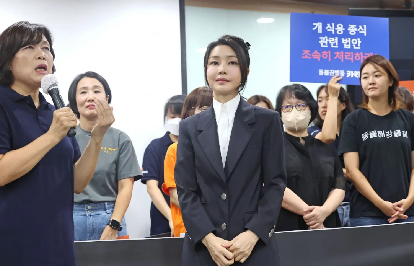 South Korea's first lady backs dog meat ban