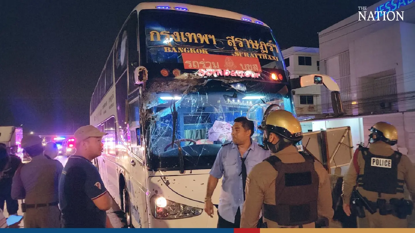 Falling cement rubble on Rama 2 Road leaves bus driver injured Falling cement rubble on Rama 2 Road leaves bus driver injured