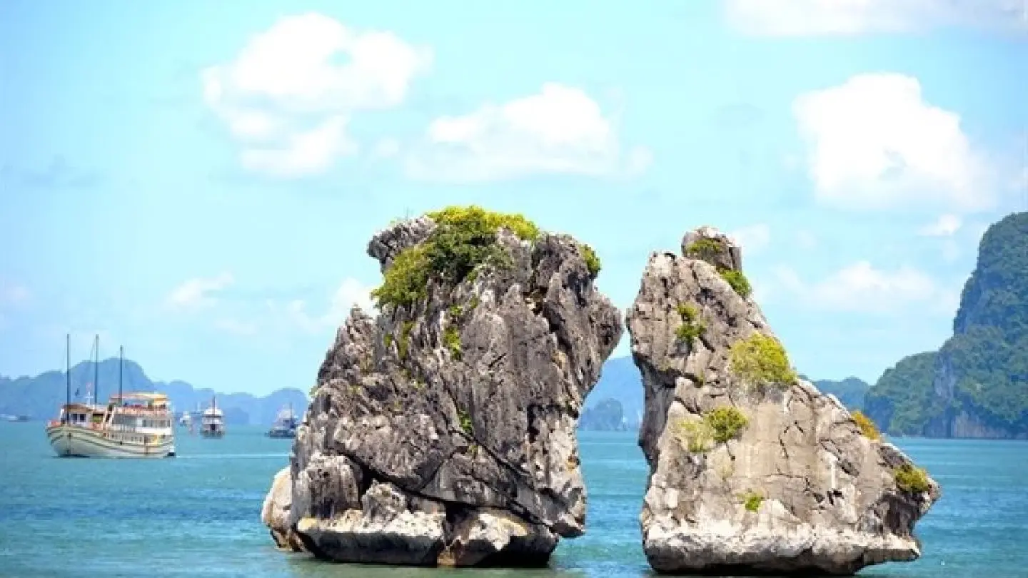 Ha Long Bay’s Kissing Rocks at risk of collapse, experts warn Ha Long Bay’s Kissing Rocks at risk of collapse, experts warn