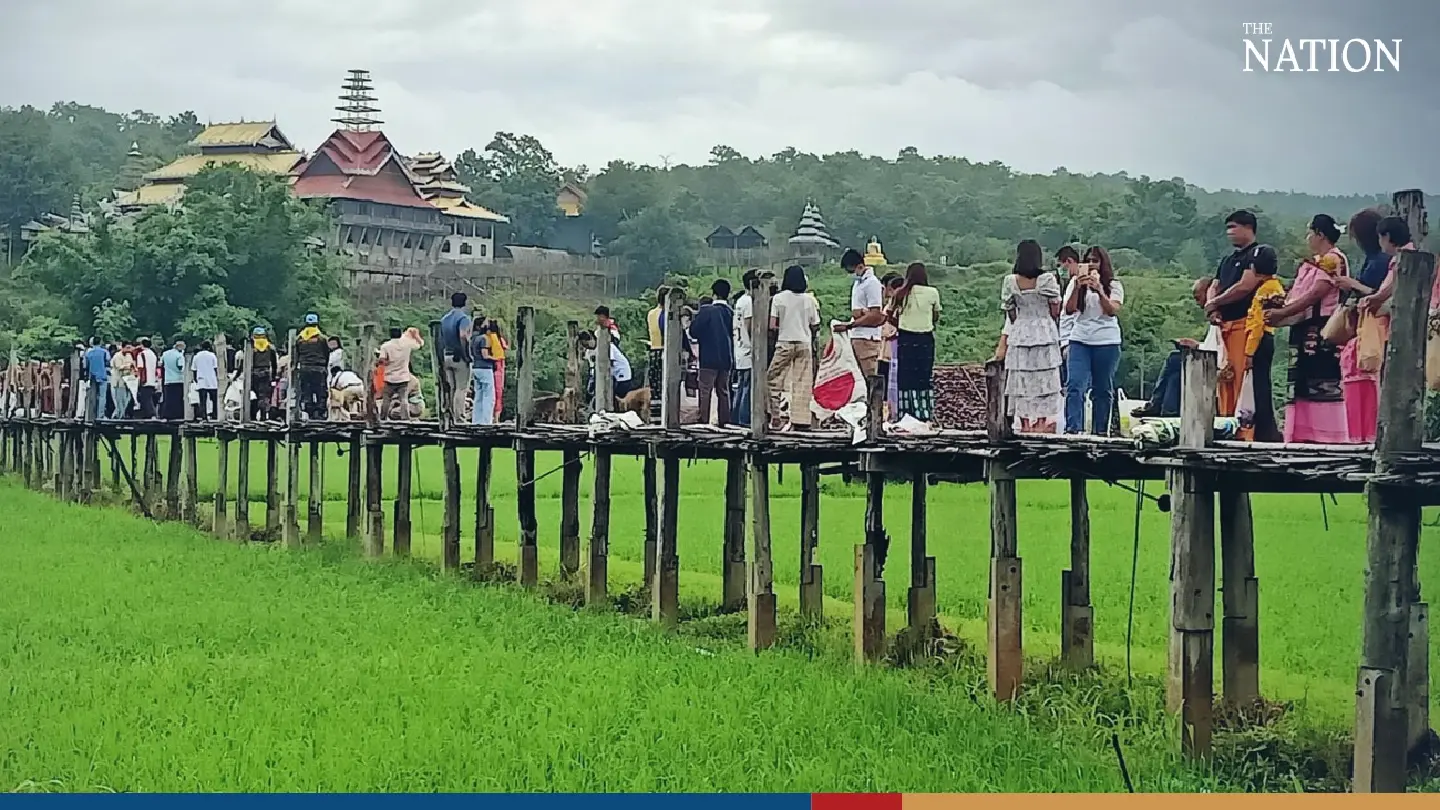 Mae Hong Son bamboo bridge holds strong as devotees give alms to mark Buddhist Lent Mae Hong Son bamboo bridge holds strong as devotees give alms to mark Buddhist Lent