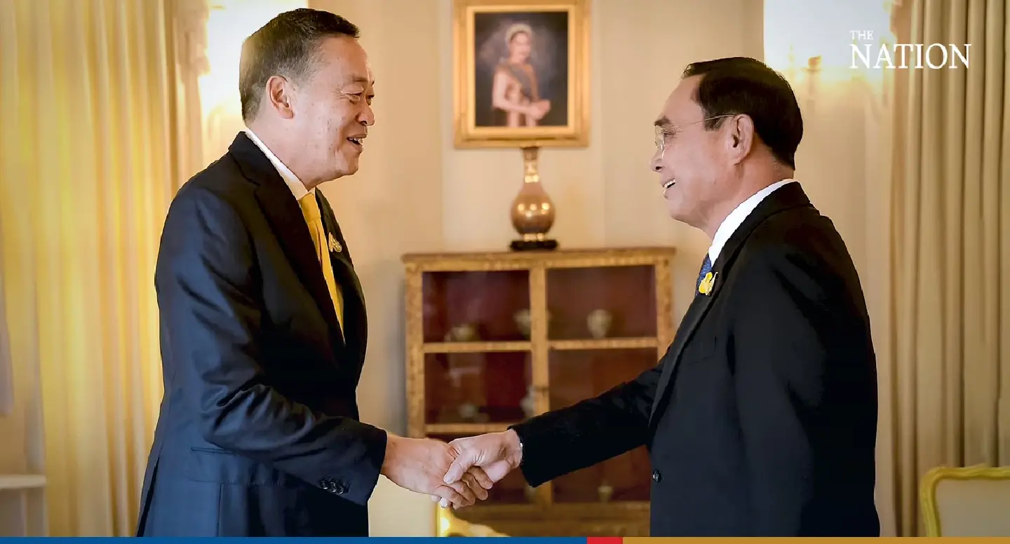 Prayut takes Srettha on a tour of prime minister’s office Prayut takes Srettha on a tour of prime minister’s office