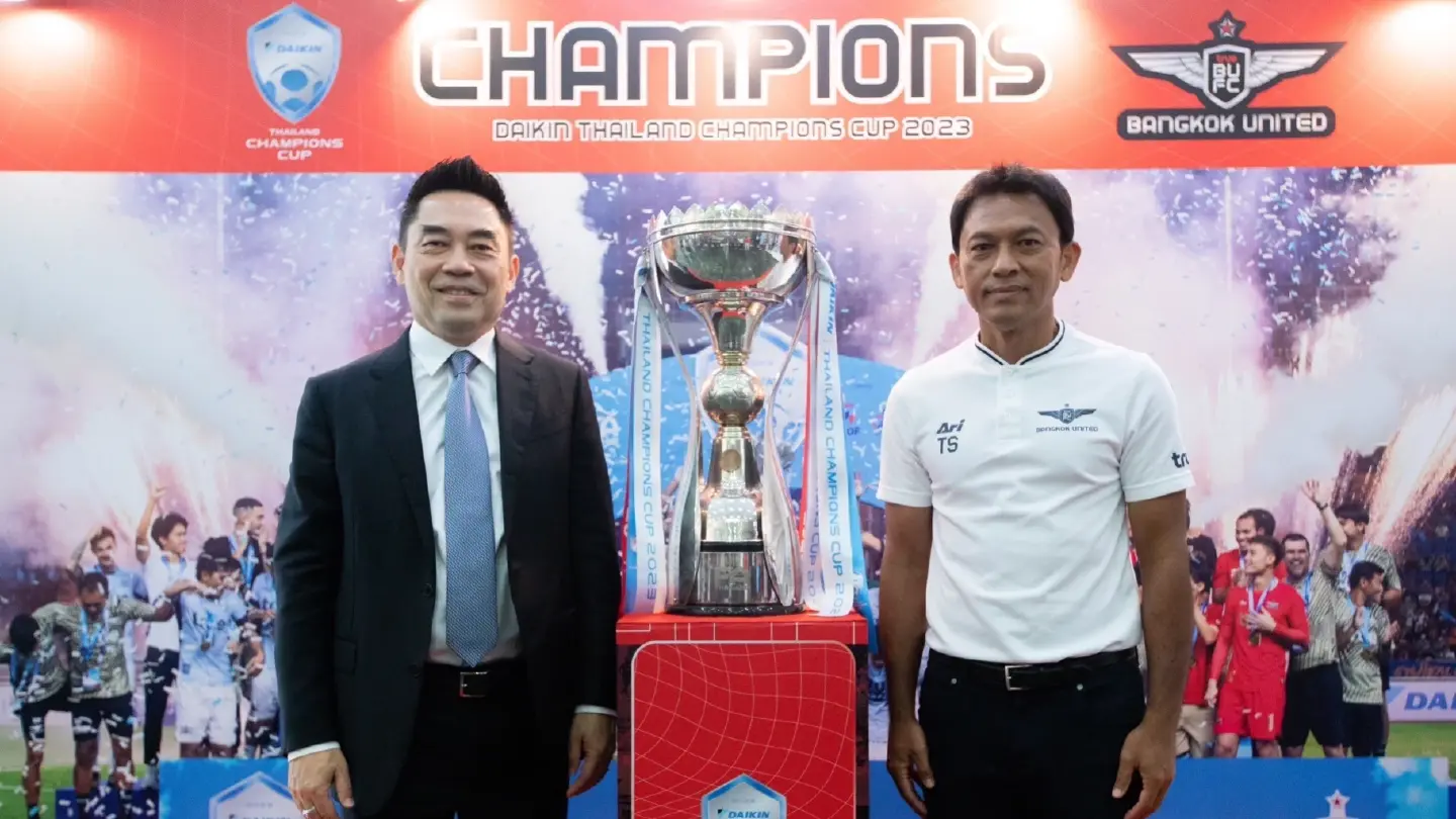 Celebrating the first championship! "True Bangkok United" brought the trophy to show the game against Muang Thong.
