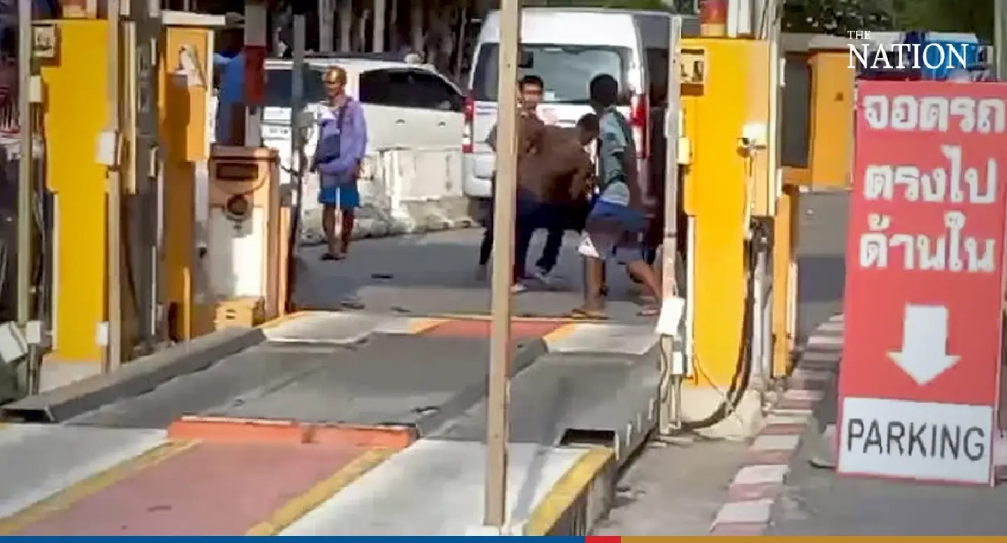 Speedboat operators battle for baht from tourists in Pattaya twice in one day