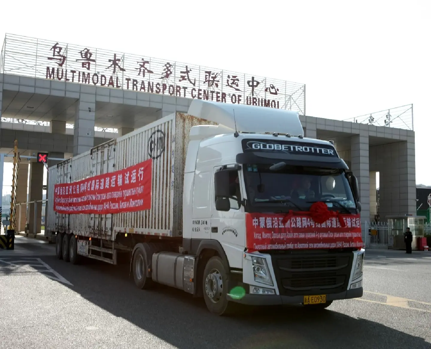 Trucks depart Xinjiang for Russia on trial of new highway