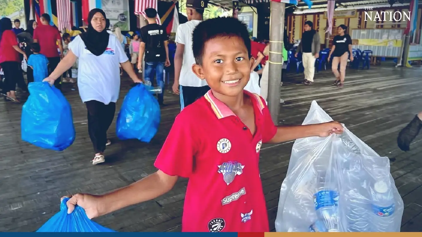 Malaysian villagers get 3.6 tonnes of chicken for picking up tonnes of plastic