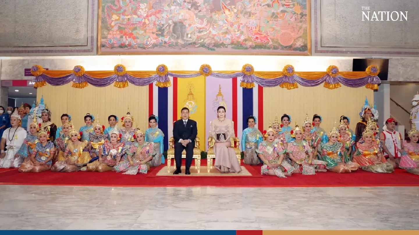 Their Majesties grace ‘Manora’ premiere at Thailand Cultural Centre with their presence