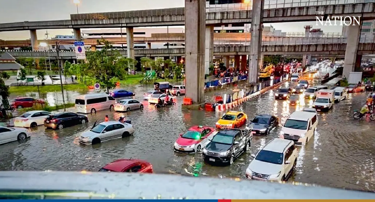 Congestion misery as Bangkok streets flood Congestion misery as Bangkok streets flood