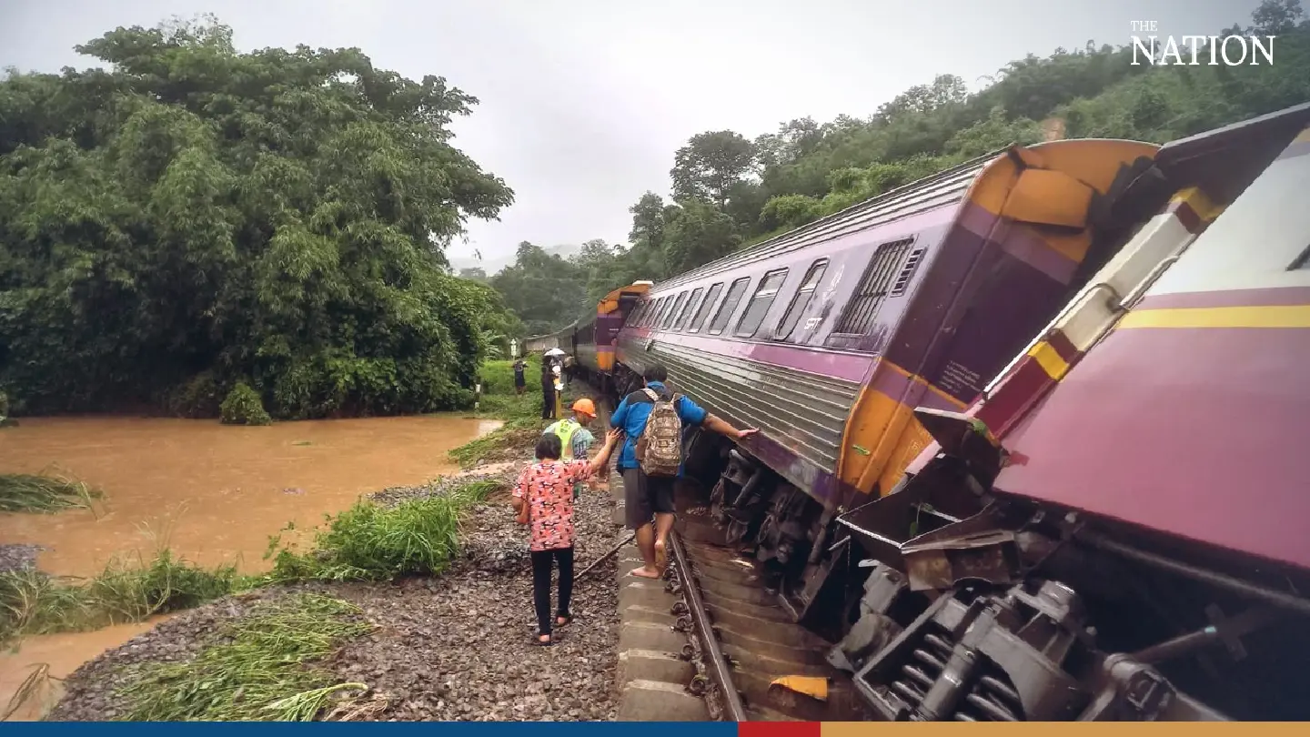 Runoffs see 2 carriages of Chiang Mai-bound train turn over in Phrae