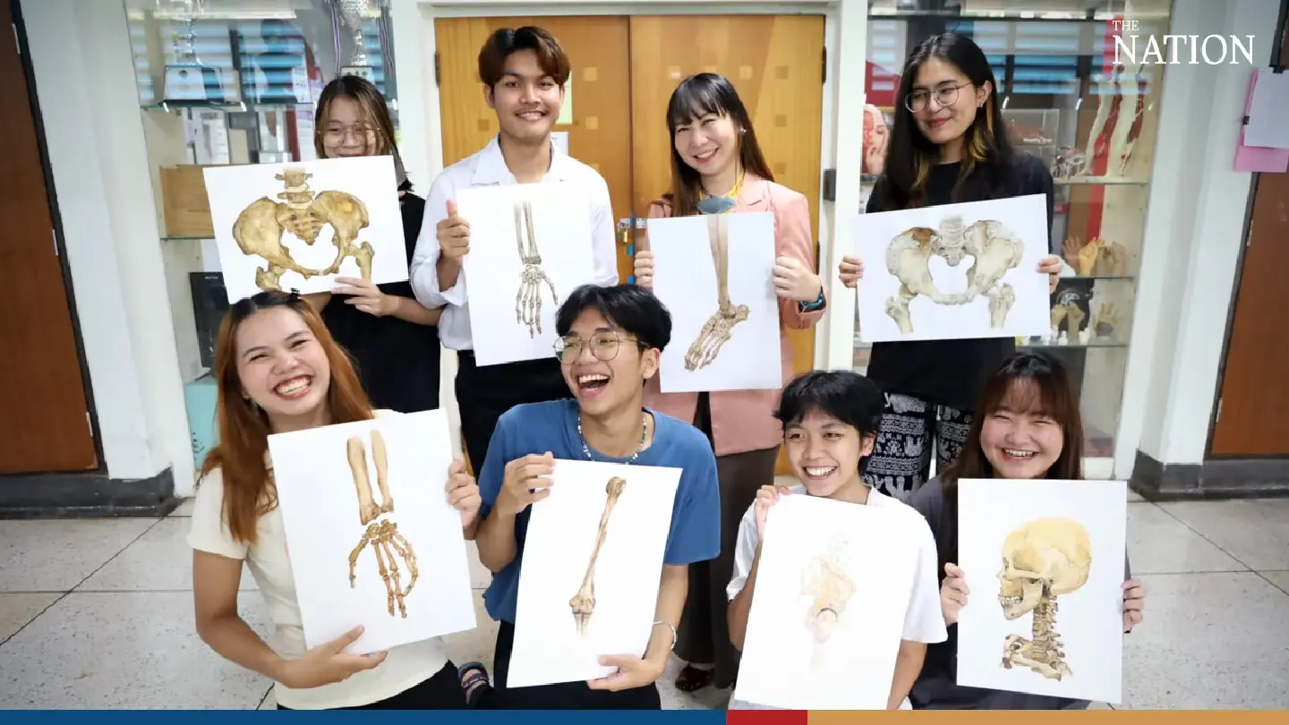 Photorealistic skeleton paintings wow netizens