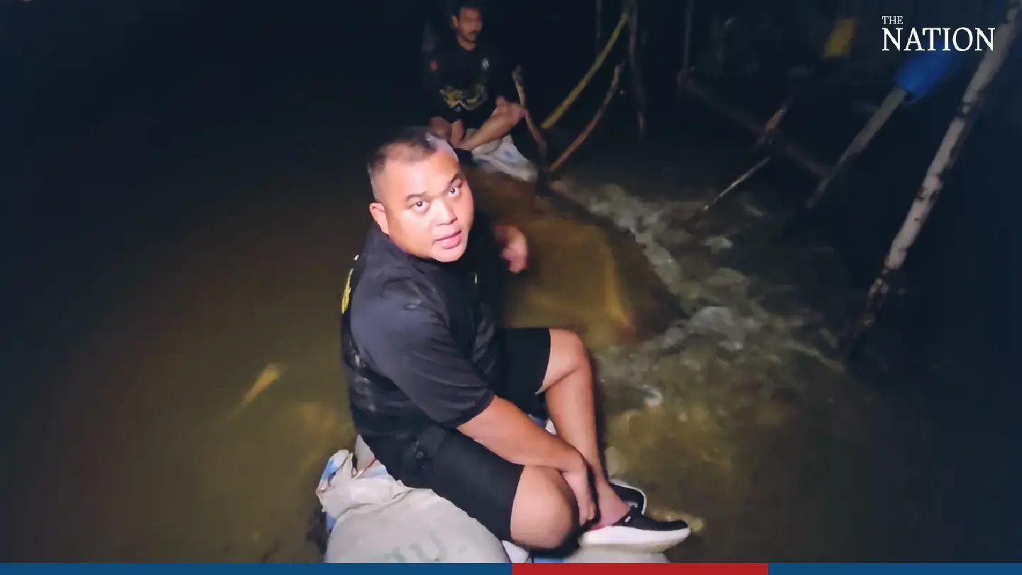 Rising Mun River destroys embankment, floods communities in Ubon Ratchathani Rising Mun River destroys embankment, floods communities in Ubon Ratchathani
