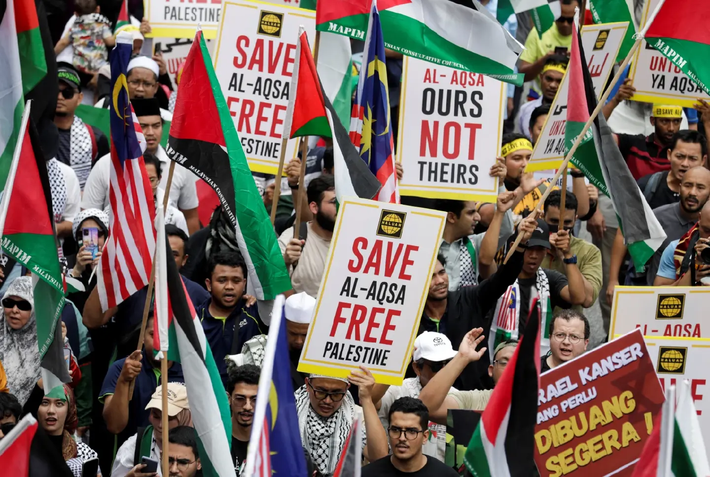 Thousands of Malaysians divide attend rallies in solidarity with Palestinians