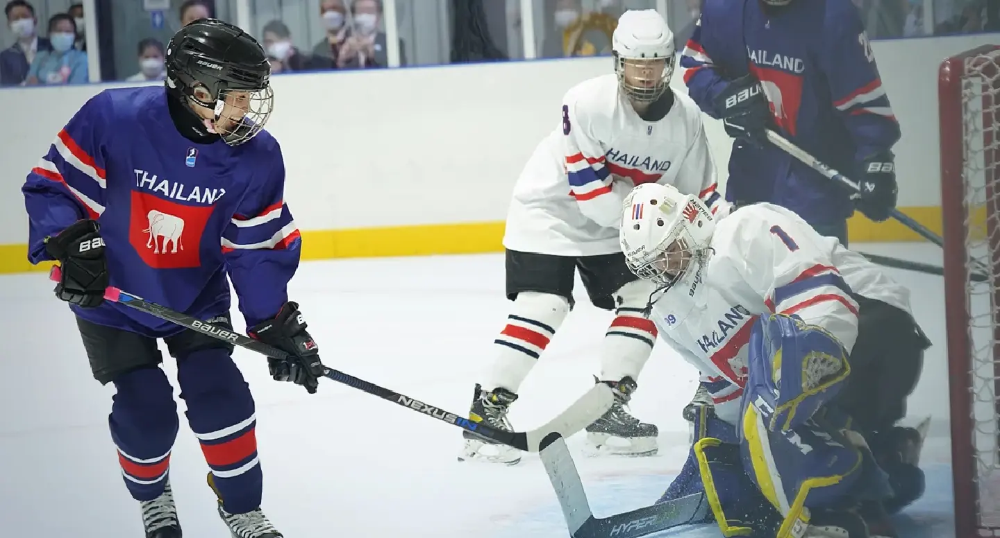 Queen Suthida plays ice hockey at new Chiang Mai rink