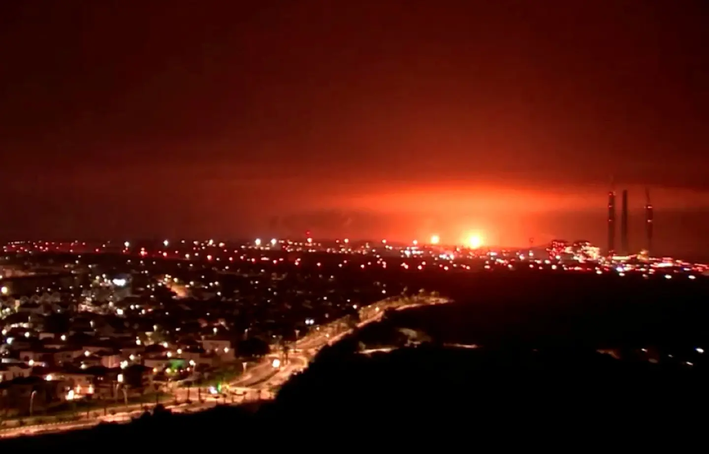 Israel steps up air and ground attacks in Gaza and cuts off the communications Israel steps up air and ground attacks in Gaza and cuts off the communications