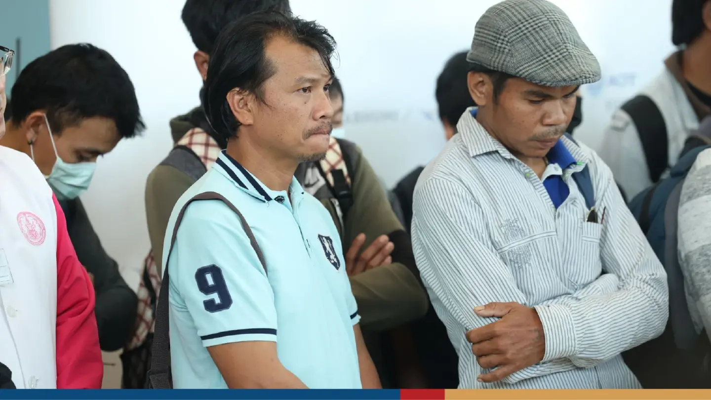 At least a 100 Thai workers returning from Israel on Sunday morning At least a 100 Thai workers returning from Israel on Sunday morning
