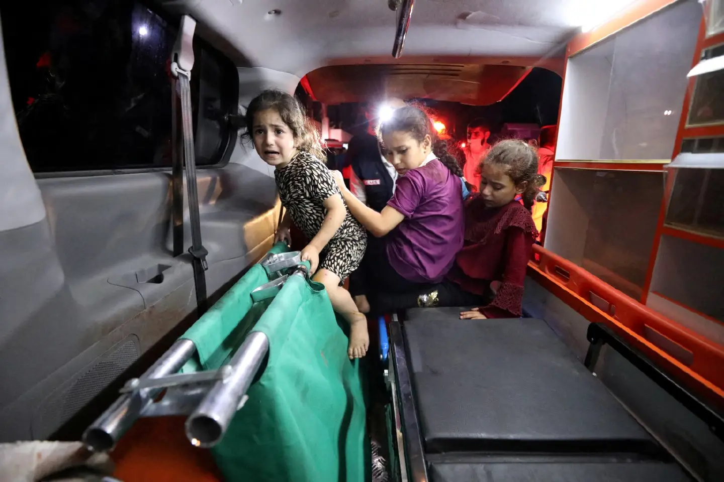 After blast kills hundreds at Gaza hospital, Hamas and Israel trade blame After blast kills hundreds at Gaza hospital, Hamas and Israel trade blame