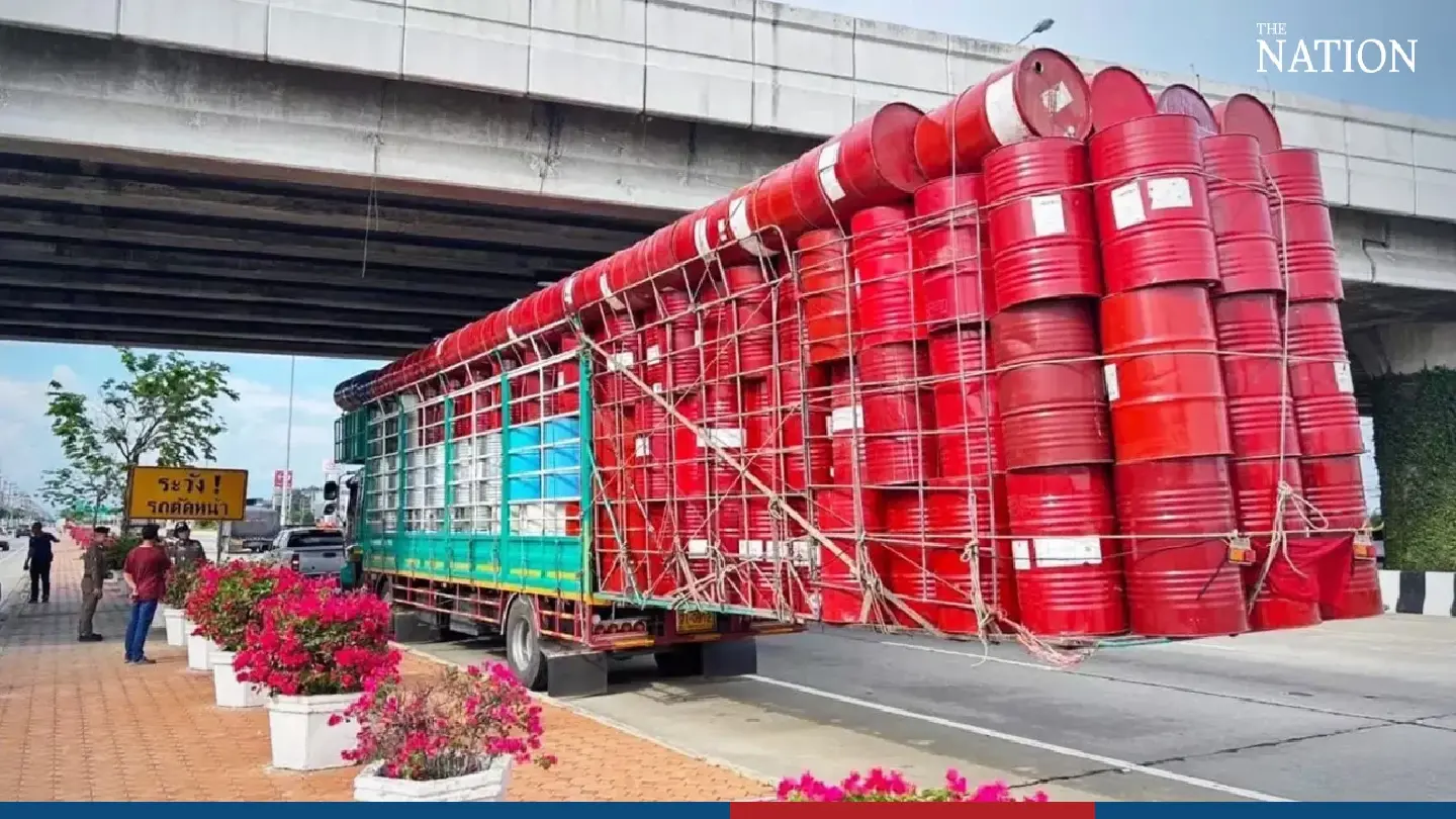 Suphanburi police take action against the driver of ‘extra-long’ truck Suphanburi police take action against the driver of ‘extra-long’ truck