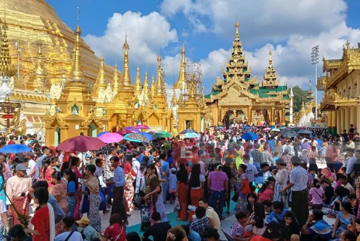 Shwedagon Pagoda thronged with visitors on Full Moon Day of Thadingyut