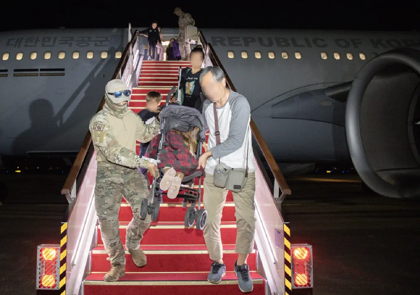 163 South Koreans arrive home from Israel on military aircraft 163 South Koreans arrive home from Israel on military aircraft