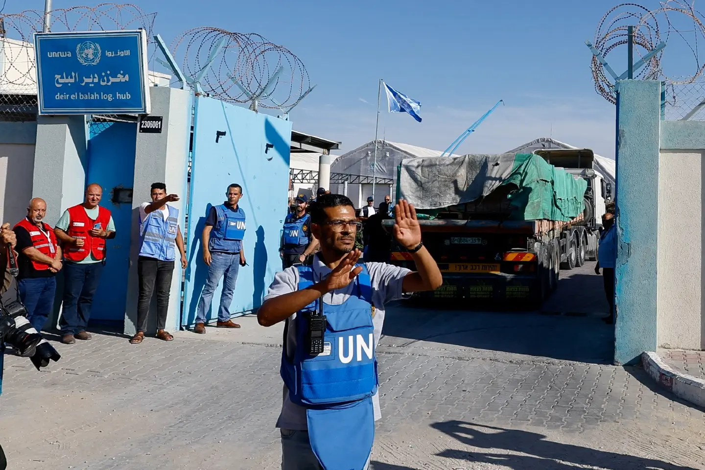 Egypt opens border for Gaza aid influx, easing crisis Egypt opens border for Gaza aid influx, easing crisis