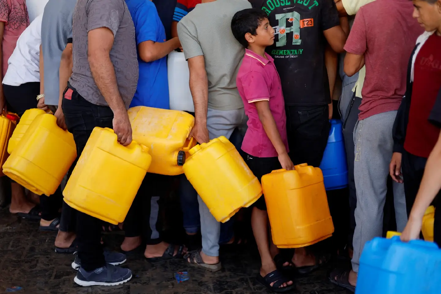 Water runs out at UN shelters in Gaza as Israeli ground offensive looms Water runs out at UN shelters in Gaza as Israeli ground offensive looms