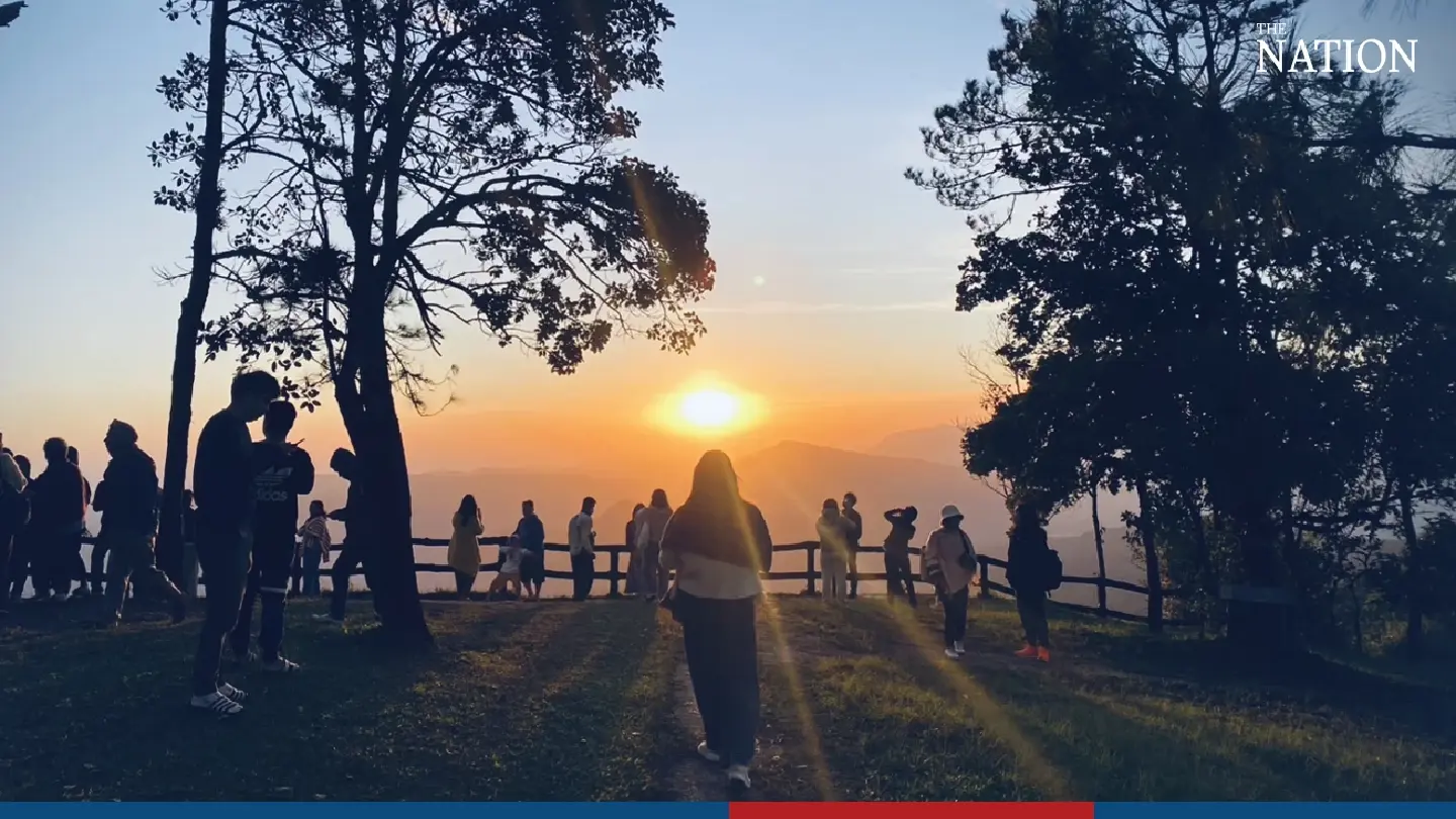 Tourists flock to admire stunning sunrises, seas of mist atop Loei mountain