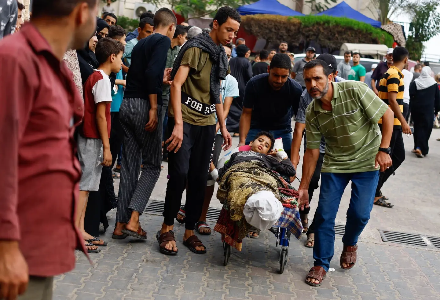 Intense clashes near Gaza hospital; trapped people can't escape Intense clashes near Gaza hospital; trapped people can't escape