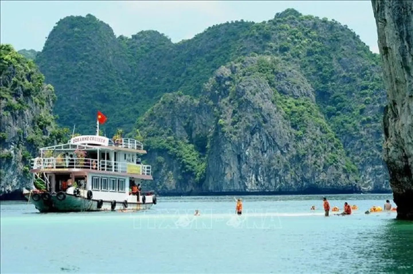 Environmental protection efforts augmented in Ha Long Bay Environmental protection efforts augmented in Ha Long Bay